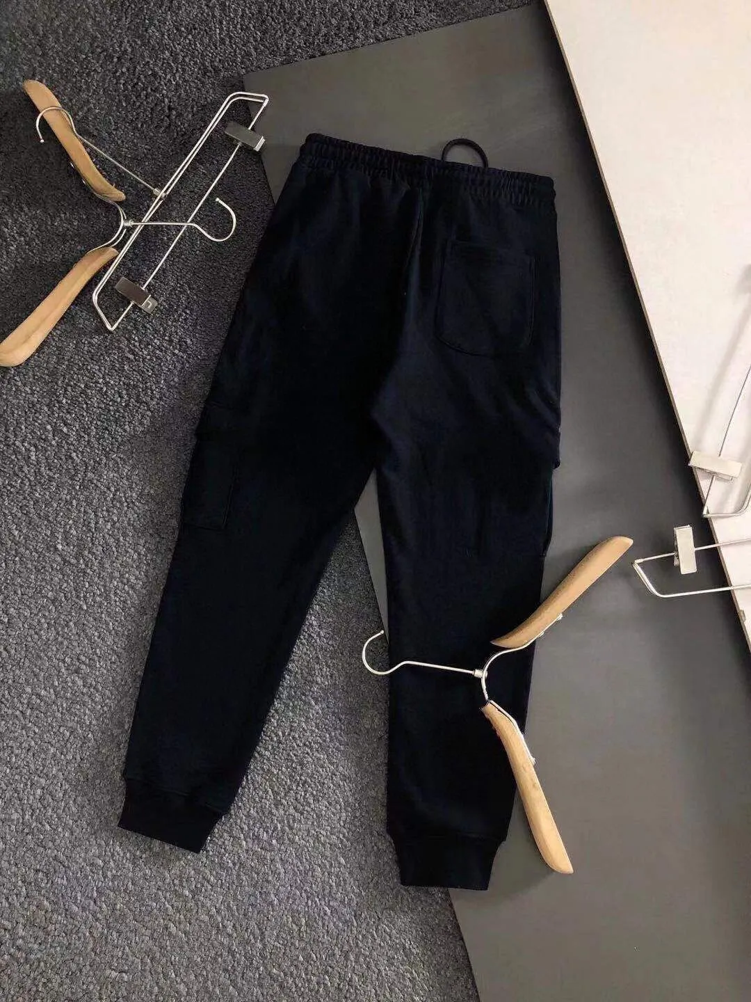 🅿️420 [LV Louis Vuitton] (Fat Man Gospel) hot-selling suit is coming. Focus on the original version of the official website. 2025 new hot-selling cardigan sweater suit. The original order is the best. 🇭🇰The meticulous work of top designers is dedicated to a fitting and perfect upper body effect. All-natural high-quality Roman cotton 100%, close-fitting comfort, noble and elegant! Original hardware embodies elegance and nobility! Counter size: M-5XL (maximum wear up to 220 pounds)